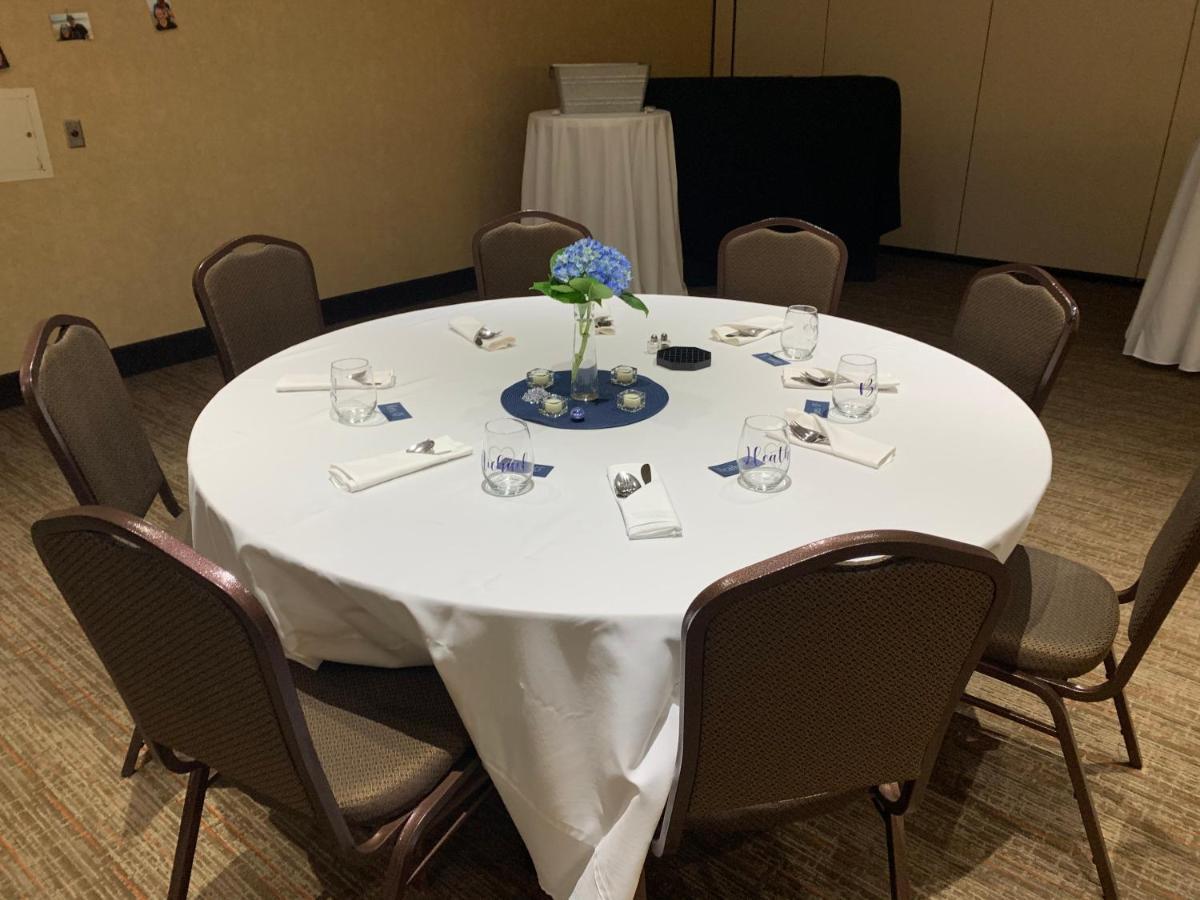 Radisson Hotel Detroit-Farmington Hills Ngoại thất bức ảnh