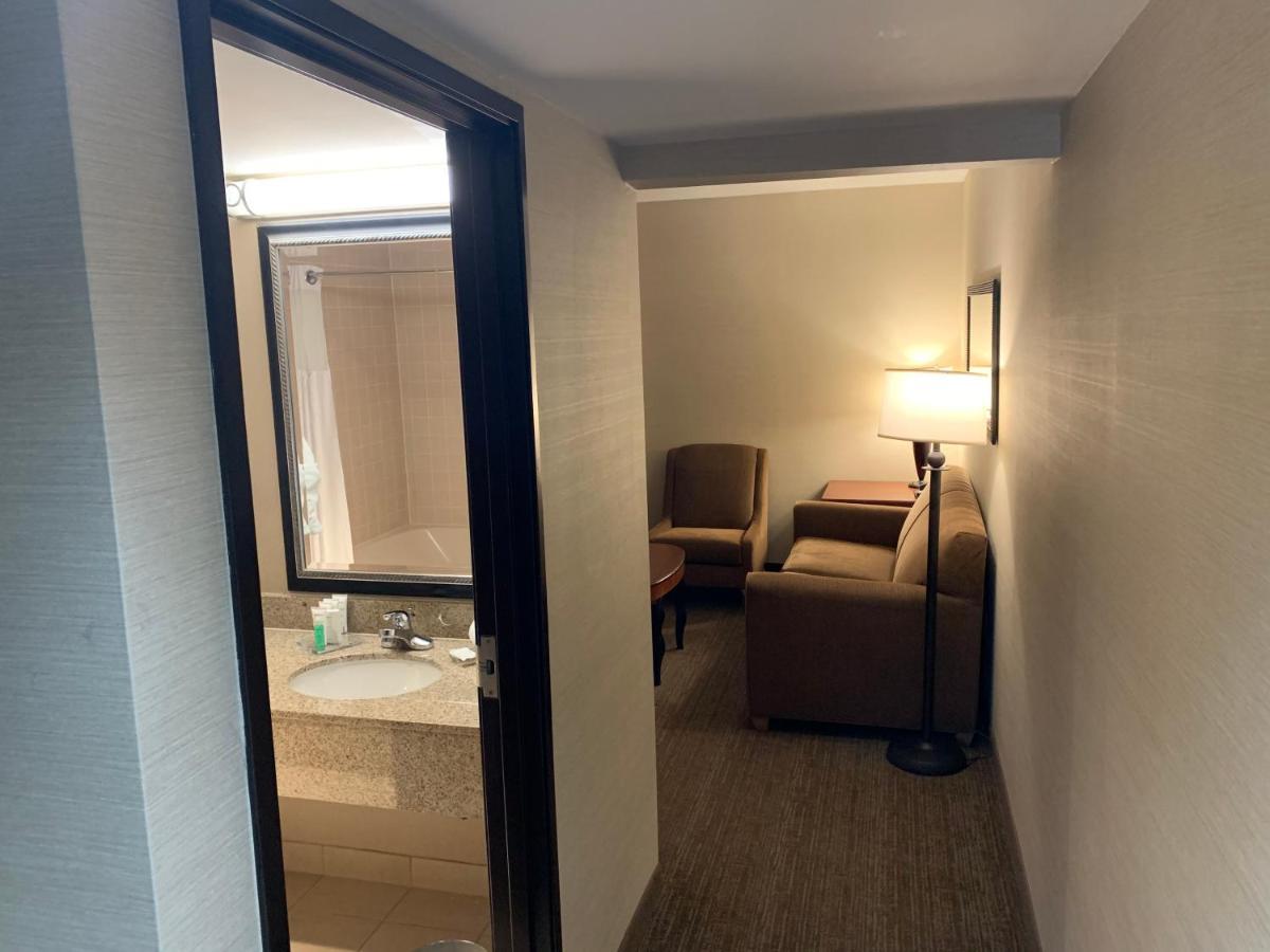Radisson Hotel Detroit-Farmington Hills Ngoại thất bức ảnh