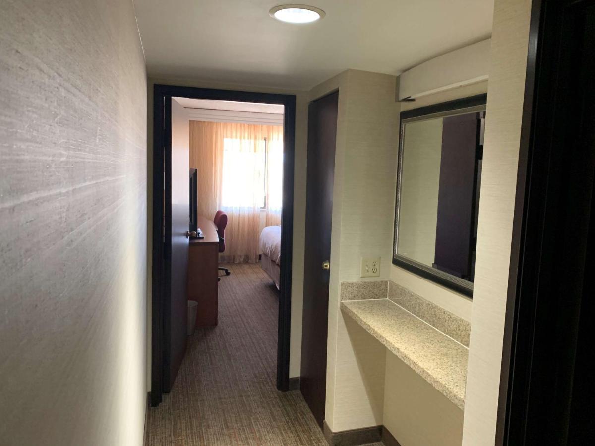 Radisson Hotel Detroit-Farmington Hills Ngoại thất bức ảnh