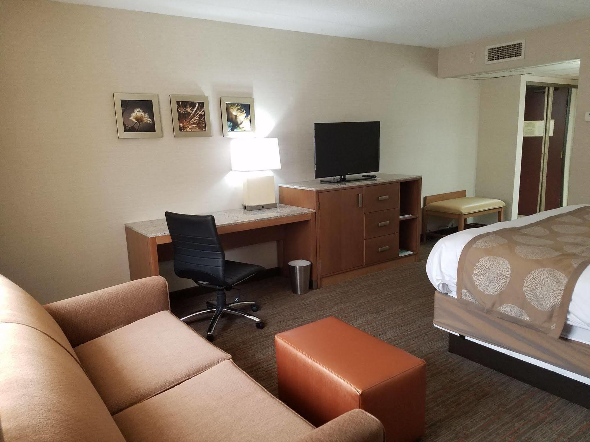 Radisson Hotel Detroit-Farmington Hills Ngoại thất bức ảnh