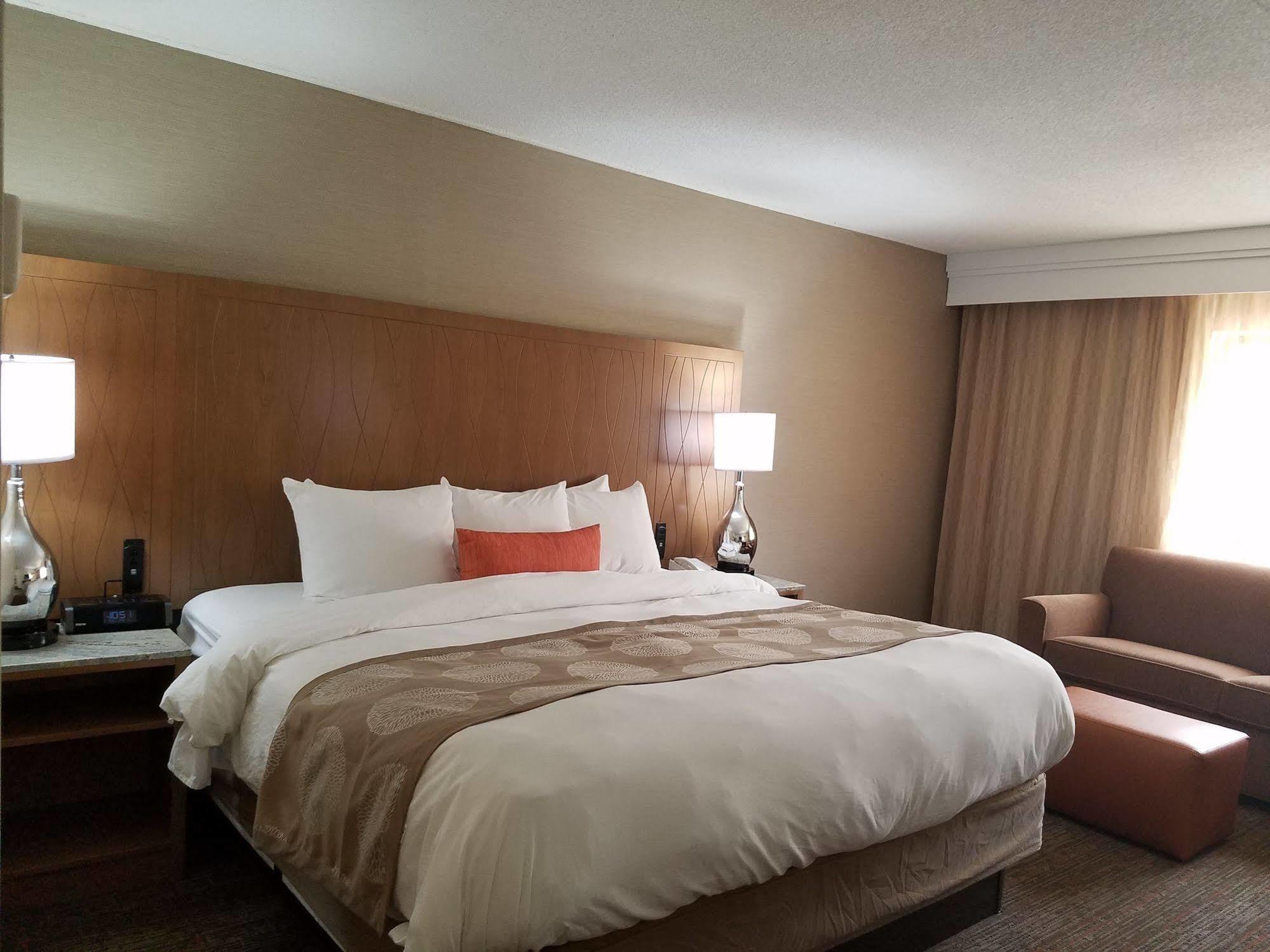 Radisson Hotel Detroit-Farmington Hills Ngoại thất bức ảnh