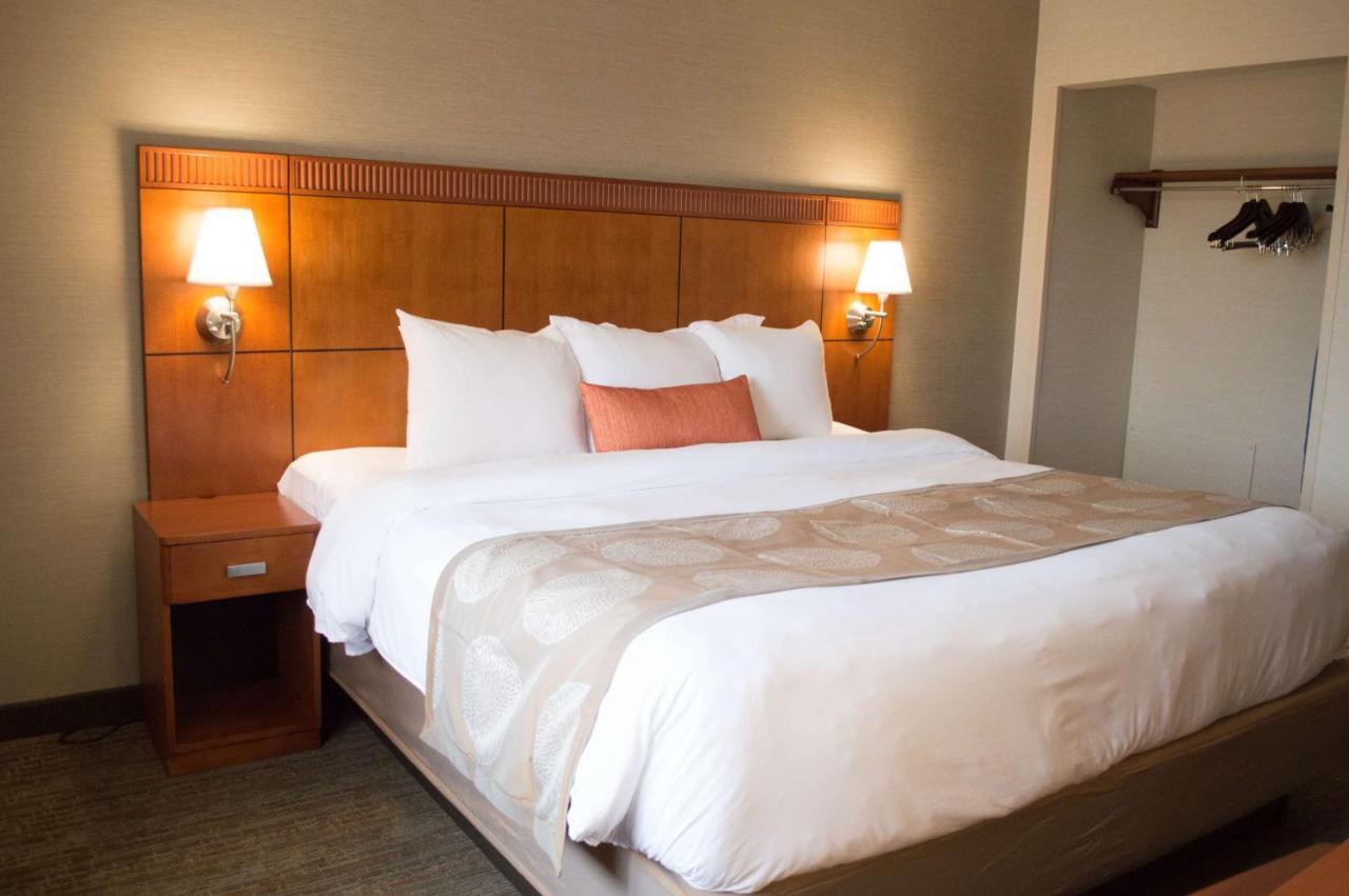 Radisson Hotel Detroit-Farmington Hills Ngoại thất bức ảnh